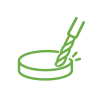 Grünes Icon Fräswerkzeug bearbeitet Dentalblank symbolisiert geringen Fräsverschleiß
